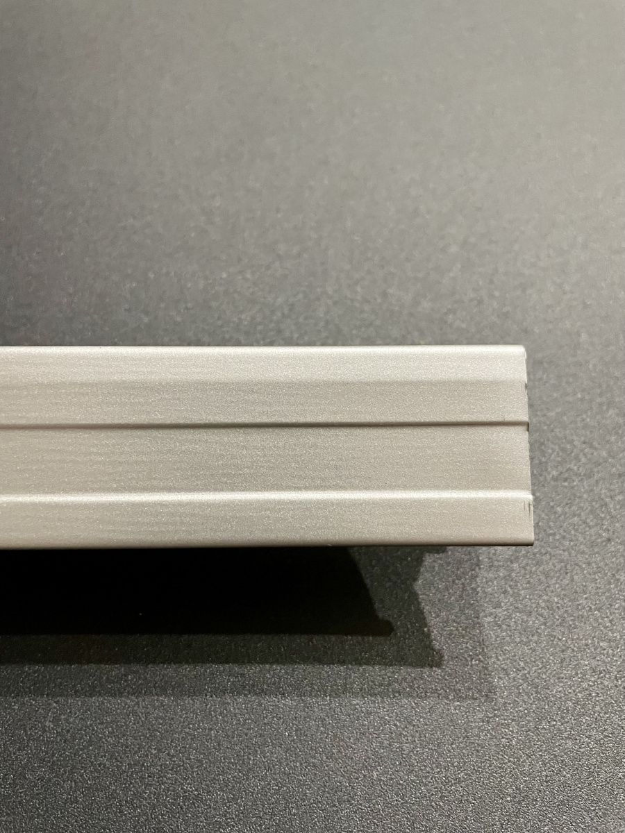 картинка Профиль гориз.верхний Командор Магнетит 1800х4 мм Серебро - СтокСклад